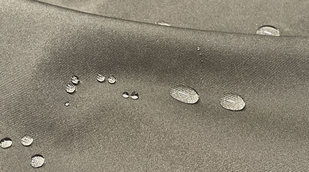 Wassertropfen perlen vom Stoff des Kumja One ab