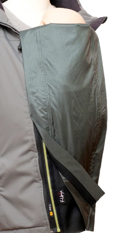 Kumja mit angeklettetem Regencover in einer Jacke