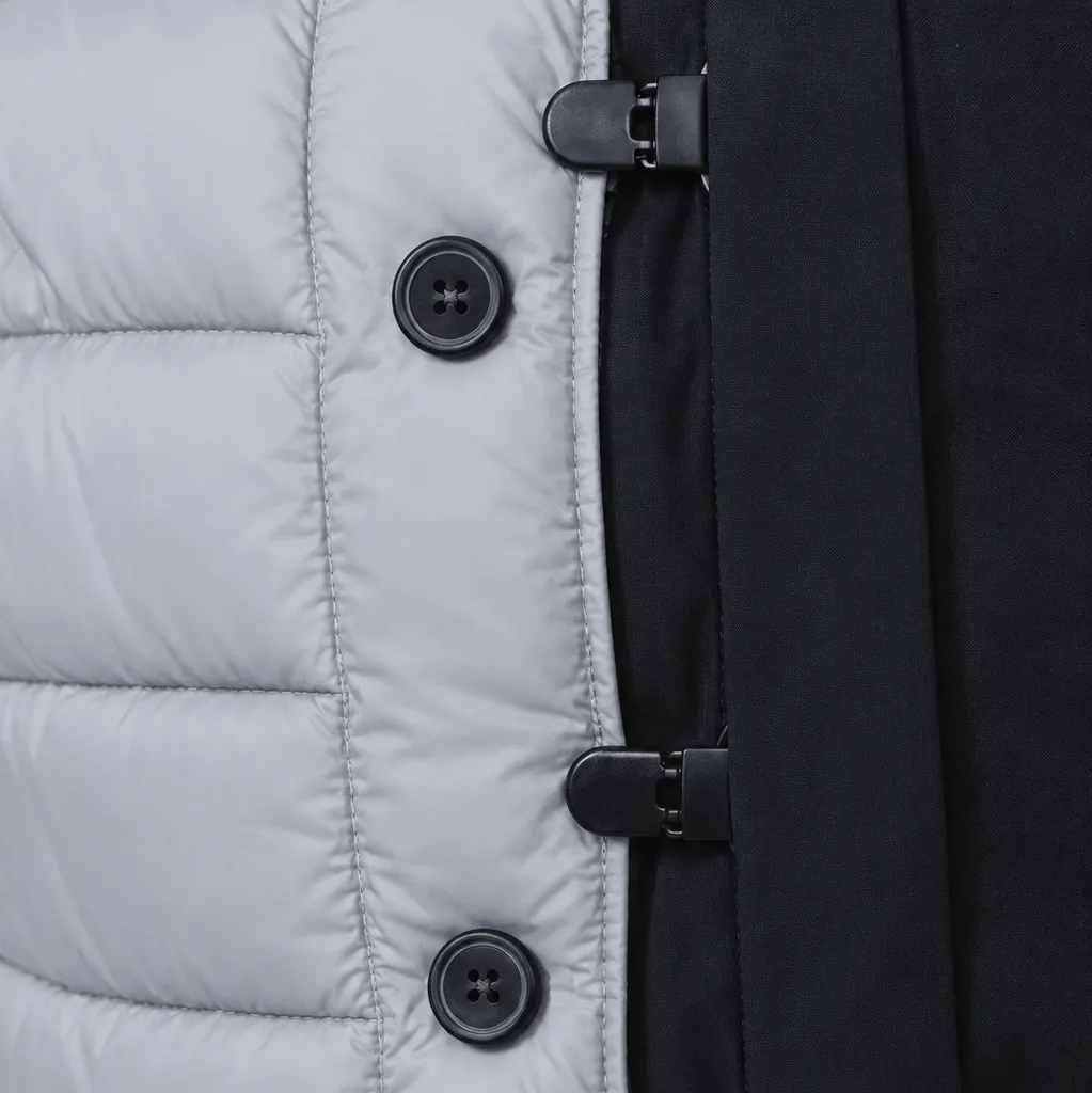 Clipadapter an einer Jacke mit Knöpfen